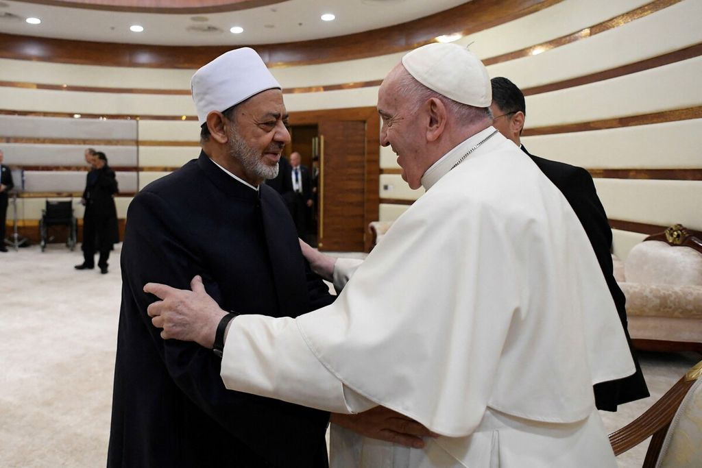 Paus Fransiskus bertemu Imam Besar Al-Azhar Skeikh Ahmed Al-Tayeb di sela-sela acara Kongres Ke-7 Para Pemuka Agama Dunia dan Tradisional di Nur Sultan, Kazakhstan, 14 September 2022. 
