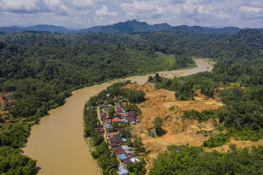 Permukiman di Jorong Gasing, Nagari Ulang Aling Selatan, Kecamatan Sangir Batanghari, Solok Selatan, Sumatera Barat, berubah jadi areal tambang emas ilegal, Minggu (24/11/2019). 