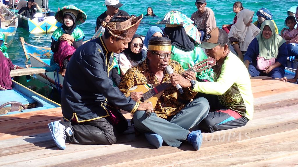Seniman gambus Bajau tampil di atas kapal di dekat Pelabuhan Panggulubelo sebagai persembahan untuk delegasi ASEAN dan UNESCO yang tengah menggelar pertemuan di Pulau Wangi-Wangi, Kabupaten Wakatobi, Sulawesi Tenggara, Rabu (1/5/2024).
