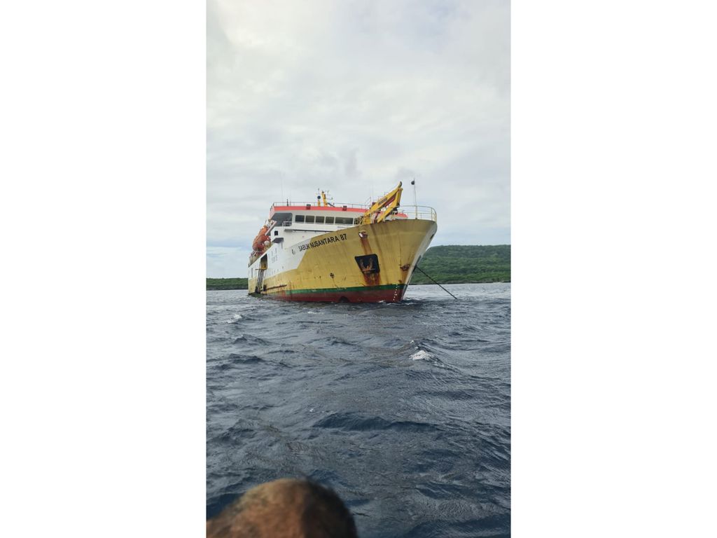 KM Sabuk Nusantara 87 berlabuh di teluk sisi selatan Pulau Sermata, Kabupaten Maluku Barat Daya, Maluku, Kamis (29/12/2022). Kapal yang dioperasikan PT Pelni itu tengah berlindung dari gelombang tinggi.