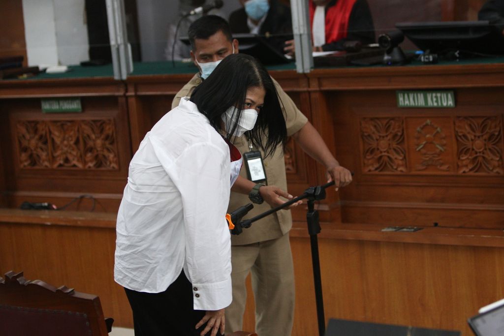 Terdakwa pembunuhan berencana Brigadir J, Putri Candrawathi, memasuki ruang sidang utama di Pengadilan Negeri Jakarta Selatan, Senin (17/10/2022). Putri Candrawathi menjalani sidang pembacaan dakwaan. 
