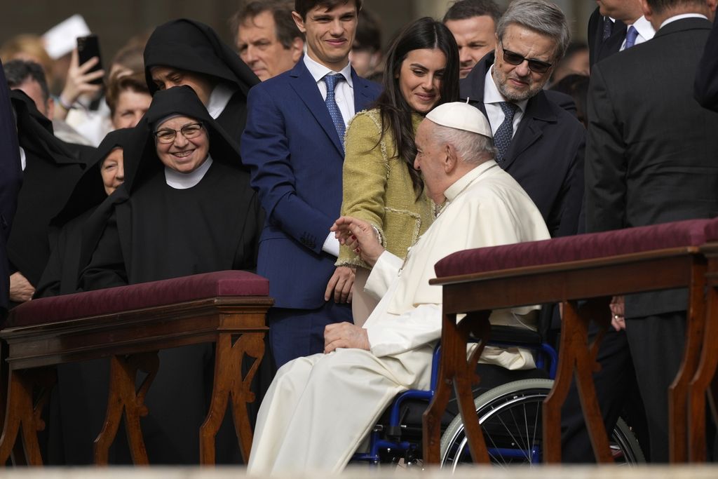 Paus Fransiskus menyapa umat yang akan mengikuti misa Paskah di Lapangan Santo Petrus, Minggu (31/3/2024).