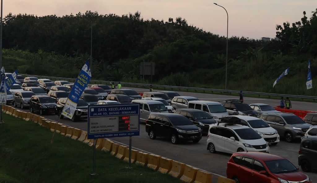 Kendaraan pemudik memadati jalur menjelang Gerbang Tol Kalikangkung, Kota Semarang, Jawa Tengah, Jumat (29/4/2022). Pada Jumat, kendaraan yang melintasi gerbang tol ini diperkirakan mencapai 6.000 unit per dua jam. 