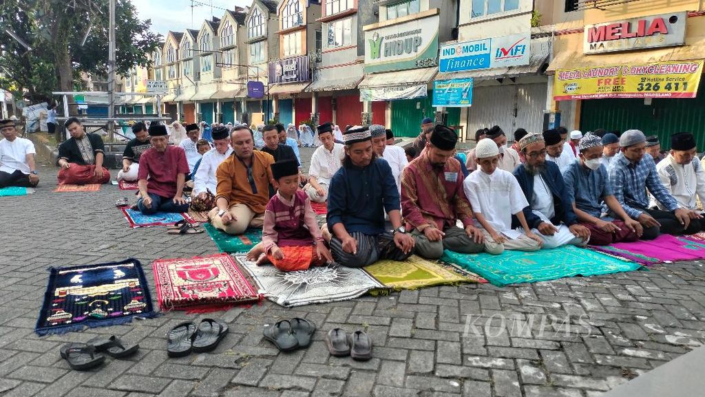 Shalat Idul Adha diselenggarakan di halaman, area parkir di Ruko Family Mertoyudan di Kecamatan Mertoyudan, Kabupaten Magelang, Rabu (28/6/2023).