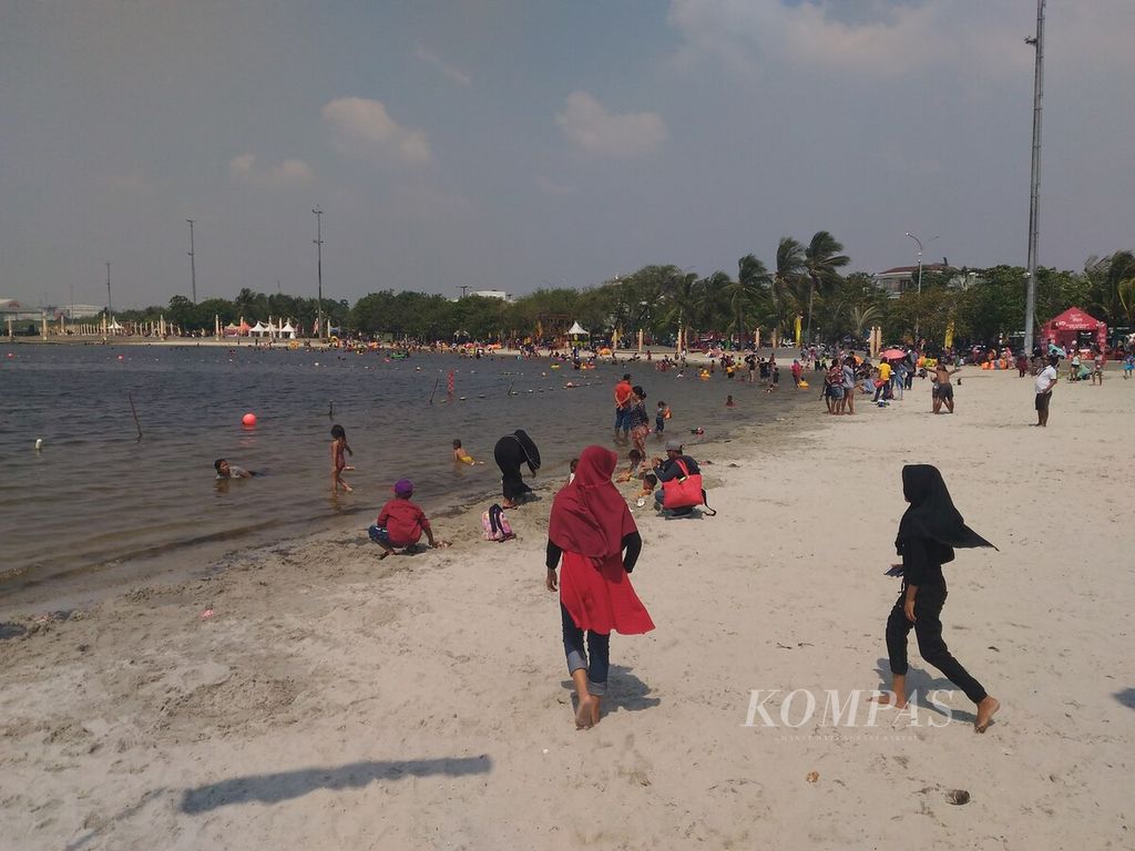 Pengunjung bermain di Pantai Lagoon, Ancol, Jakarta Utara.