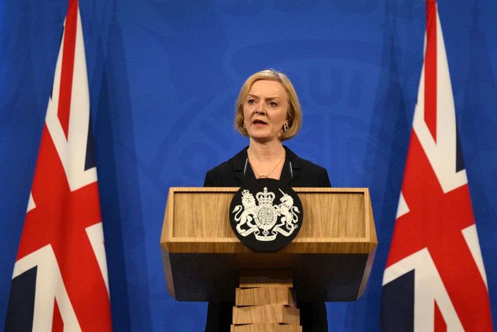 Perdana Menteri Inggris Liz Truss berbicara dalam konferensi pers di Downing Street Briefing Room di London, 14 Oktober 2022, menyusul pemecatan menteri keuangan sebagai respons atas kebijakan yang mengacaukan pasar. 