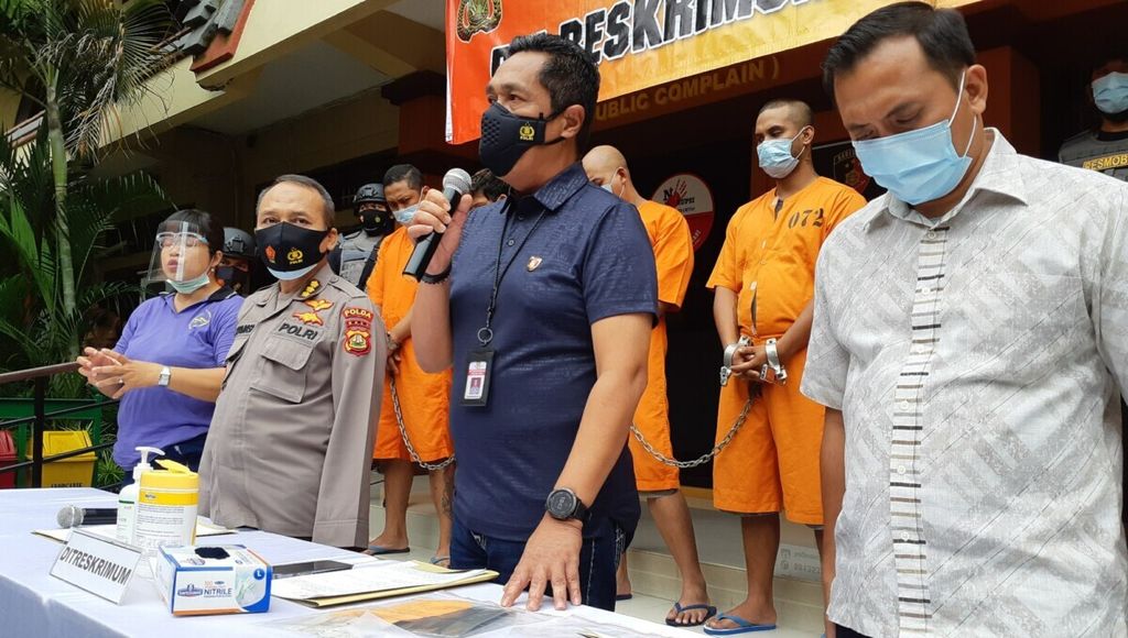 Djuhandhani Rahardjo Puro saat masih menjabat Direktur Reserse Kriminal Umum Polda Bali (kedua dari kanan) memberikan keterangan tentang pengungkapan kasus premanisme oleh tim Direktorat Reserse Kriminal Umum Polda Bali dalam jumpa media di Polda Bali, Kota Denpasar, Kamis (4/3/2021). 