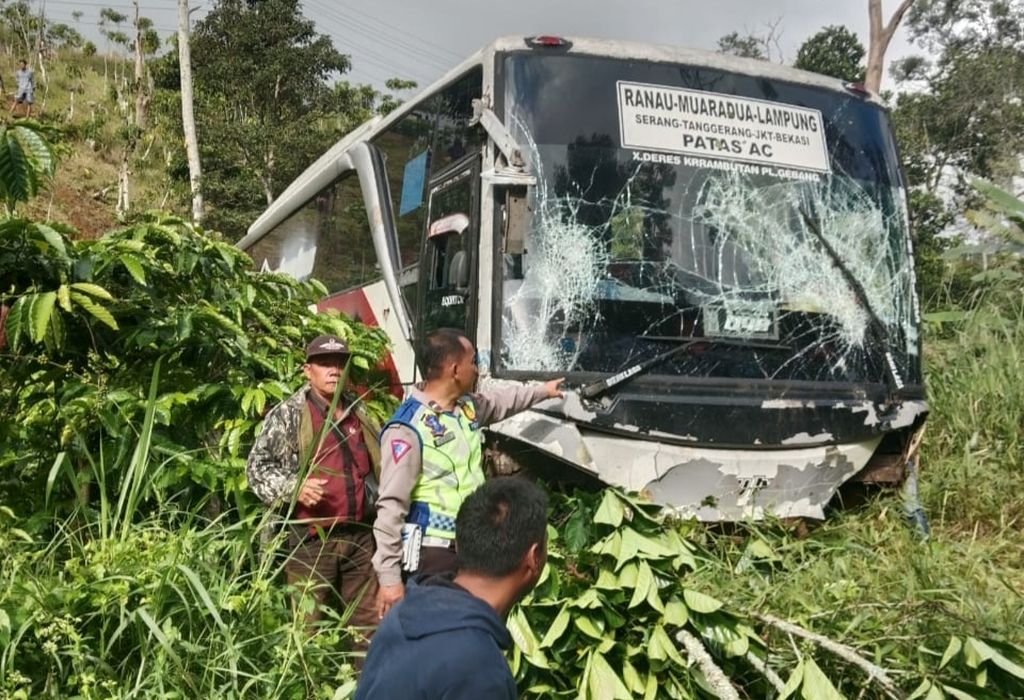 Sebuah bus antarkota antarprovinsi masuk ke dalam jurang sedalam 50 meter di jalan lintas barat Sumatera, tepatnya di Pekon Padang Tambak, Kecamatan Way Tenong, Kabupaten Lampung Barat, Senin (13/5/2024).