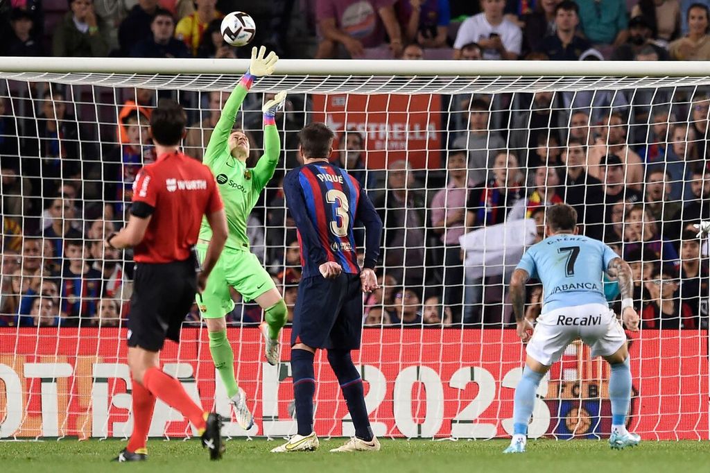 Kiper Barcelona Marc-Andre ter Stegen menghalau bola hasil tendangan pemain Celta Vigo di Stadion Camp Nou, Barcelona, Senin (10/10/2022) dini hari WIB. Barca menang dengan skor 1-0.