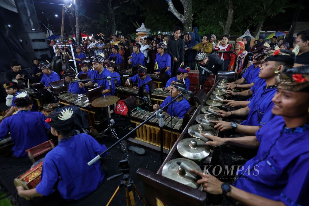 Para pemain musik gamelan mengiringi pertunjukan kesenian janger di pelataran Anjungan Wisata Osing, Desa Kemiren, Kecamatan Glagah, Kabupaten Banyuwangi, Jawa Timur. Jumat (17/11/2023). 