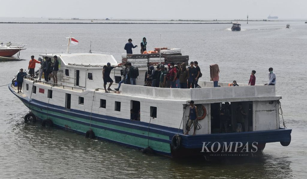 Salah satu kapal tradisional yang mengangkut penumpang dari Kepulauan Seribu bersiap bersandar di Pelabuhan Muara Angke, Jakarta Utara, Rabu (4/5/2022).