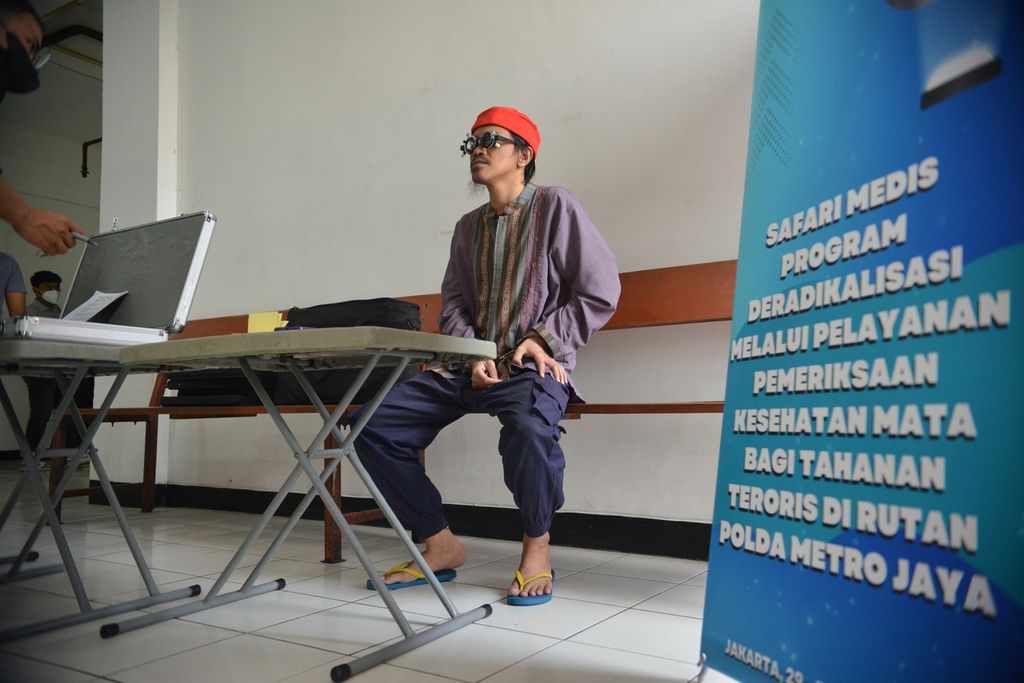 Seorang tahanan teroris mengikuti pemeriksaan mata di Rutan Narkoba Polda Metro Jaya, Jakarta, Rabu (29/3/2023). Densus 88 bekerja sama dengan Badan Nasional Penanggulangan Terorisme (BNPT) menggelar cek kesehatan mata bagi para tahanan teroris. Sebanyak 48 tahanan teroris mengikuti pemeriksaan kesehatan mata ini.