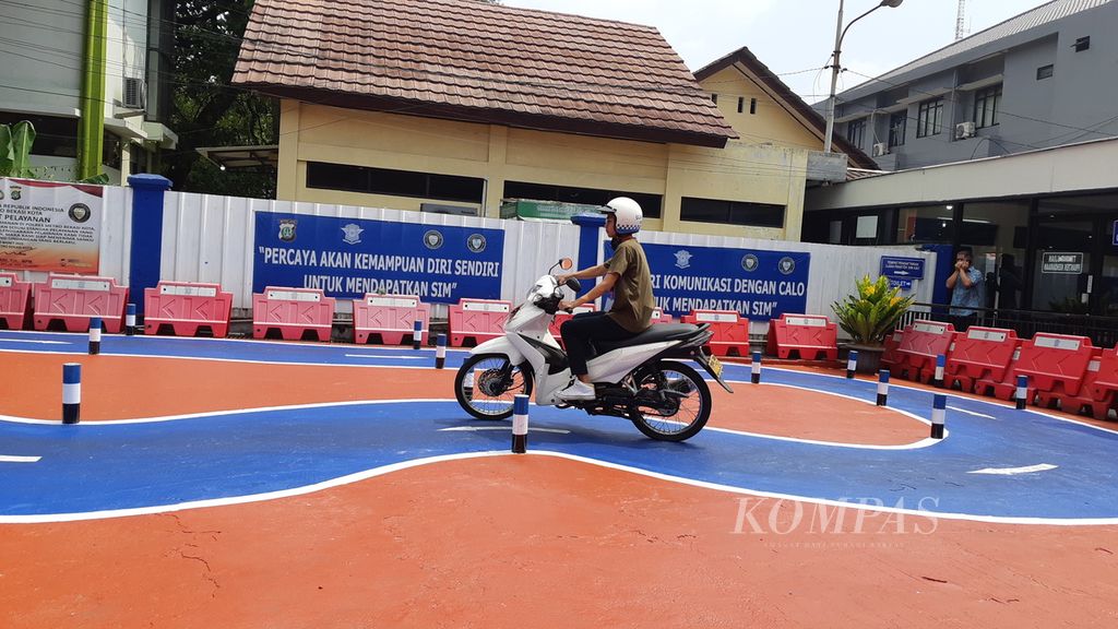Seorang warga melakukan ujian praktek pembuatan surat izin mengemudi (SIM) C di trek baru Satuan Penyelenggara Administrasi SIM (Satpas) Polres Metro Bekasi Kota, di Bekasi, Jawa Barat, Senin (7/8/2023). 