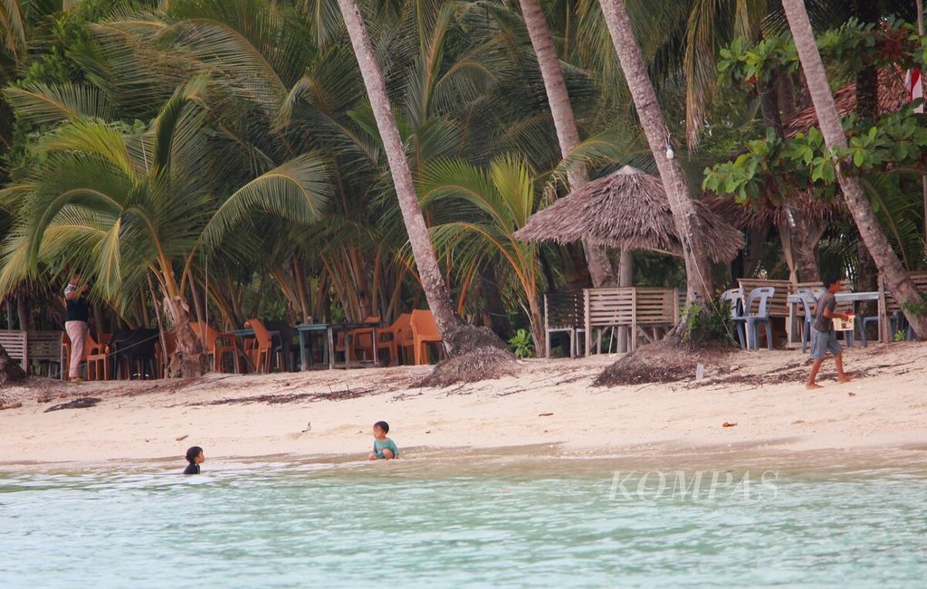 Suasana Pantai Panjang Pulau Baguk, Kecamatan Kepulauan Banyak, Kabupaten Aceh Singkil, Aceh, Selasa (4/7/2023), salah satu lokasi wisata favorit di Aceh. Pesona bahari Pulau Banyak menjadi daya tarik bagi wisatawan.