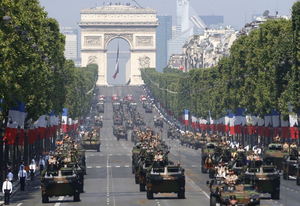 Panser Perancis, Vehicule de l’Avant Blinde (VAB), ambil bagian dalam parade Hari Bastille di Paris, Perancis, 14 Juli 2013. Perancis akan memasok ratusan pansernya ke Ukraina. 