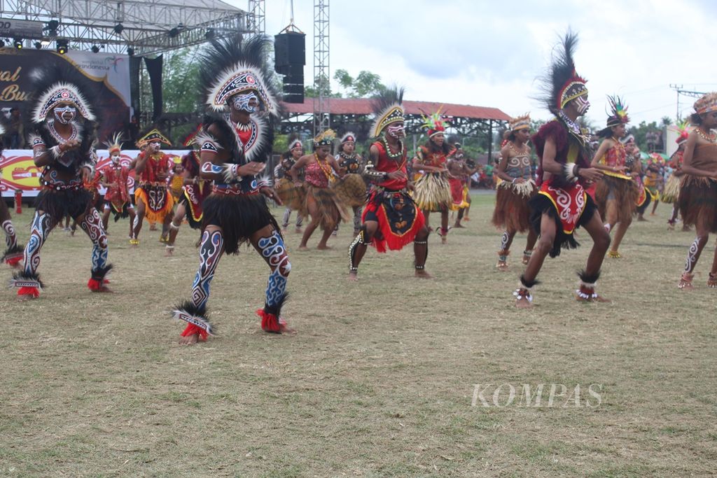 Tarian kolosal membuka pelaksanaan Festival Seni Budaya Papua Barat di Kabupaten Manokwari, Rabu (9/10/2019).