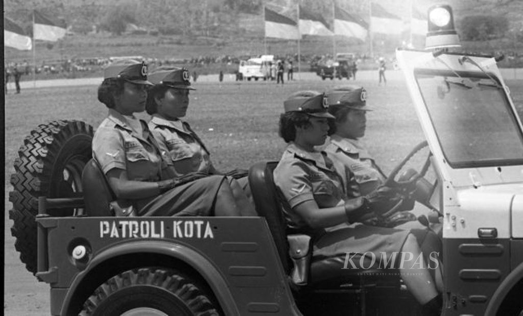 Polwan (Polisi Wanita) Kodak Metro Jaya dalam hari-hari mendatang akan lebih dilibatkan lagi mengikuti Patroli kota. Untuk tahap pertama akan dioperasikan empat jeep dan 10 sepeda motor patroli yang semuanya dipegang oleh Polwan. Tampak patroli kota Polwan dengan kendaraan jeep-nya yang ikut tampil dalam defile Hari ABRI di Cilegon (05/10/1981).