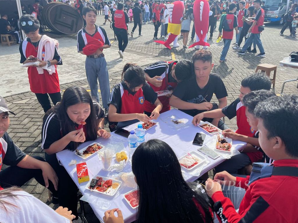 Para pengunjung Festival Tuna Sulawesi Utara menikmati sashimi tuna di Manado, Sulawesi Utara, Sabtu (17/9/2022). 