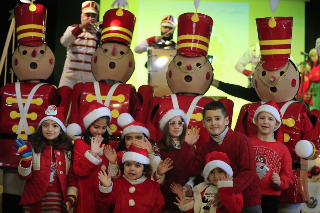 Anak-anak Lebanon merayakan pesta Natal di Sekolah Saint-Joseph des Saints-Coeurs di Ain Ebel, sebuah desa Kristen Lebanon di perbatasan dengan Israel, Lebanon selatan, Sabtu (23/12/2023).