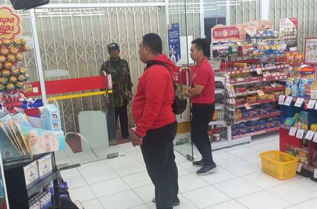 Perampokan bersenjata di minimarket di Desa Karacak, Leuwiliang, Kabupaten Bogor, Jawa Barat, Senin (17/10/2022). Dua perampok menggasak uang tunai Rp 46 juta.