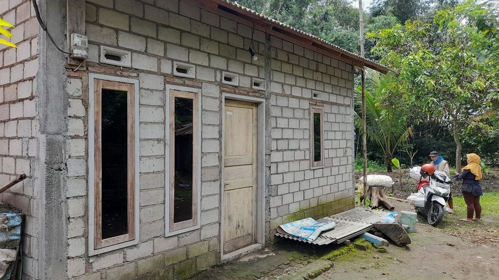 Kondisi rumah warga korban gempa Malang M 6,1 pada 10 April 2021 lalu yang rusak berat di lingkungan RT 004 RW 04 Dusun Kampung Dandang, Desa Pamotan, Kecamatan Dampit, Kabupaten Malang, Jawa Timur, kini telah dibangun kembali meski belum bisa seperti kondisi semula, sebagaimana diabadikan pada Rabu (8/2/2023)