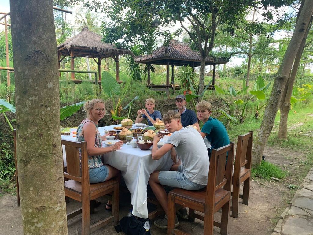 Rombongan wisatawan menikmati hidangan tradisional di Kantin 21, Desa Wisata Bonjeruk, Kecamatan Jonggat, Kabupaten Lombok Tengah, Nusa Tenggara Barat, Senin (29/8/2022).