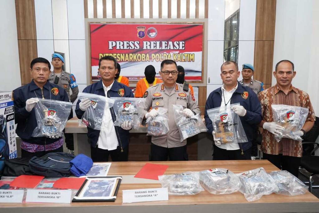 Polda Kaltim merilis kasus penangkapan tiga tersangka pengedar sabu seberat 10,4 kilogram di Balikpapan, Kalimantan Timur, Jumat (7/6/2024).