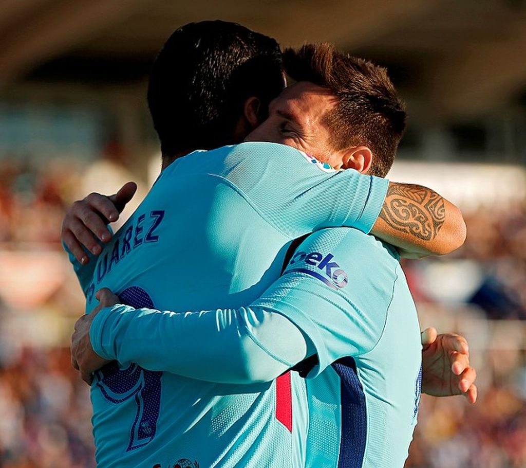 Striker Barcelona, Luis Suarez (kiri), memeluk rekan setimnya, Lionel Messi, setelah menceploskan gol pembuka pada laga Liga Spanyol melawan Leganes di Stadion Butarque, Madrid, Sabtu (18/11). Suarez mengakhiri paceklik golnya dengan menceploskan dua gol dalam laga yang dimenangi Barcelona dengan 3-0 itu. Barca semakin kokoh di puncak klasemen La Liga.
