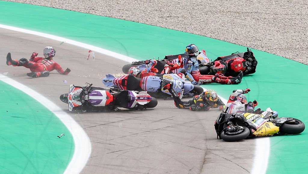Para pebalap terjatuh saat balapan Grand Prix MotoGP seri Catalunya di Sirkuit Barcelona-Catalunya, Montmelo, Barcelona, Spanyol, Minggu (3/9/2023). Pebalap Ducati, Francesco Bagnaia, dilarikan ke rumah sakit untuk pemeriksaan CAT akibat insiden tersebut.