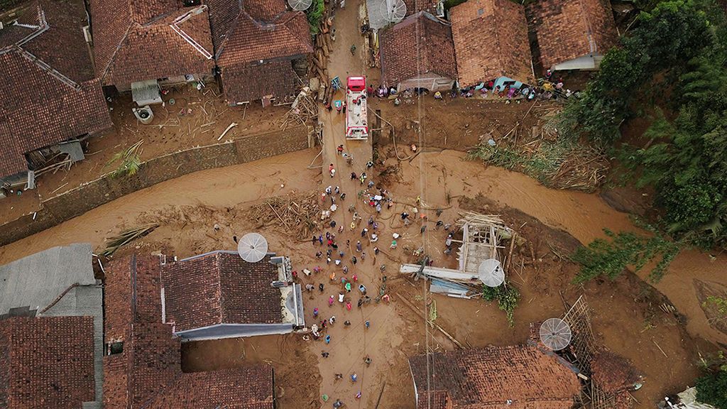 Warga  beserta tim gabungan membersihkan lumpur tebal di jalan dan rumah warga di Dusun Cikaray, Desa Pasir Panjang, Kecamatan Salem, Brebes, Jawa Tengah, Minggu (25/2). Dusun itu paling parah terkena dampak longsor yang terjadi pada Kamis lalu. Lebih dari 40 rumah  terendam lumpur.