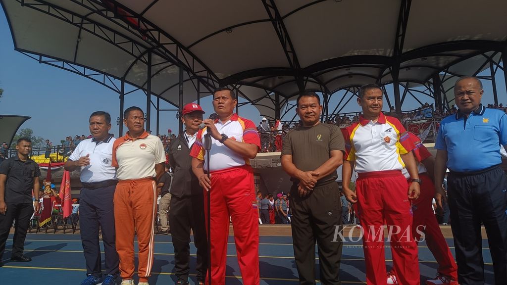 Panglima TNI Laksamana Yudo Margono (tengah) dalam konferensi pers seusai membuka Panglima Cup di Stadion Markas Besar TNI, Cilangkap, Jakarta, Jumat (4/8/2023).