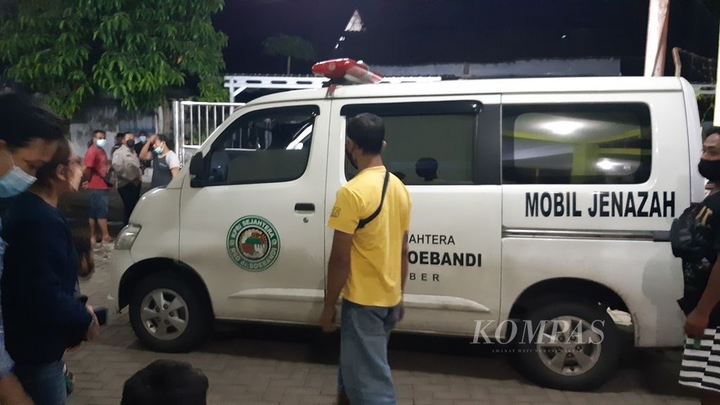 Ambulans bersiap di luar Instalasi forensik dan perawatan jenazah RSUD dr Soebandi, Jember, Jawa Timur, saat berlangsung pemeriksaan jenazah korban kecelakaan laut di Pantai Payangan, Minggu (13/2/2022) malam.
