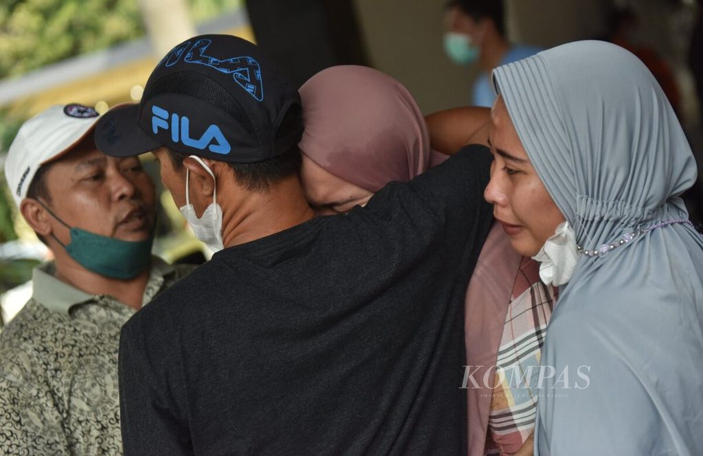 Keluarga menangis saat mengetahui kerabatnya menjadi korban meninggal kecelakaan bus di Tol Surabaya-Mojokerto di kamar jenazah RSUD Dr. Wahidin Sudiro Husodo, Kota Mojokerto, Jawa Timur, Senin (16/5/2022). 