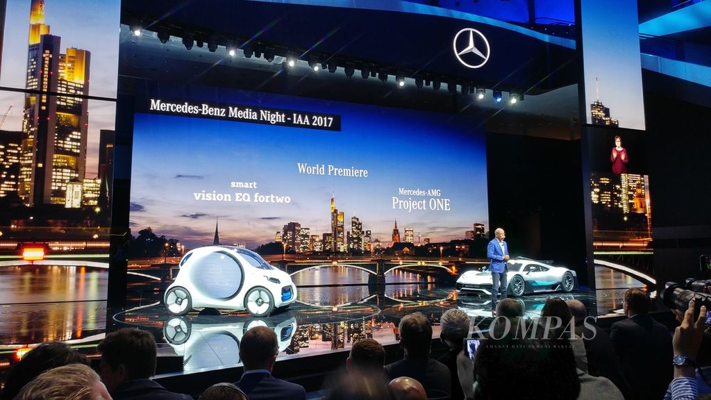 Perkenalan perdana Smart Vision EQ Fortwo yang berkonsep CASE, yaitu <i>connected</i>, <i>autonomous</i> (swakemudi),<i> shared</i>, <i>and electric, </i>di ajang Frankfurt Motor Show 2017 pada 14-24 September 2017. Orang tinggal duduk manis di dalam mobil dan memprogram tujuannya, lalu mobil akan mengemudikan diri menuju destinasi.