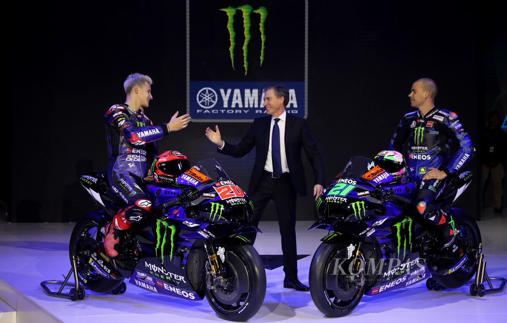 Pebalap Monster Energy Yamaha Fabio Quartararo, Managing Director Monster Energy Yamaha MotoGP Team Principal and Yamaha Motor Racing Lin Jarvis dan Franco Morbidelli (kiri ke kanan) berada di panggung saat peluncuran perdana tampilan motor Yamaha YZR M1 2023 di Jakarta, Selasa (17/1/2023). 