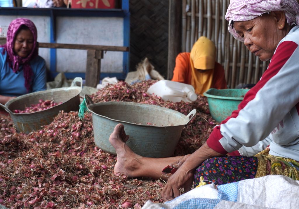 Para petani menyortir bawang merah panenan mereka di sentra bawang merah Desa Padasugih, Kecamatan Brebes, Kabupaten Brebes, Jawa Tengah, Sabtu (19/12/2020). Tak hanya sebagian hasil panennya yang rusak, harga bawang merah konde basah di tingkat petani hanya Rp 10.000-Rp 12.000 per kilogram. Normalnya, harga bawang merah konde basah Rp 15.000 per kilogram.