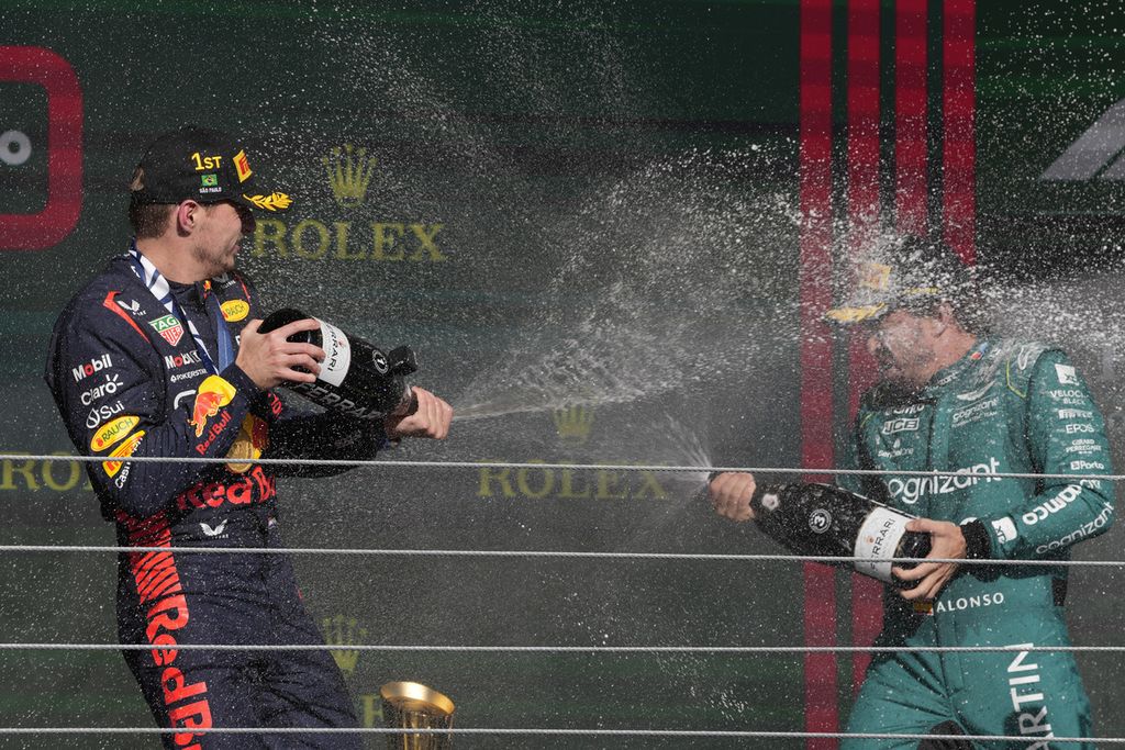 Pebalap Red Bull, Max Verstappen, merayakan kemenangannya di Formula 1 seri Brasil bersama pebalap Aston Martin, Fernando Alonso, Senin (6/11/2023) dini hari WIB.