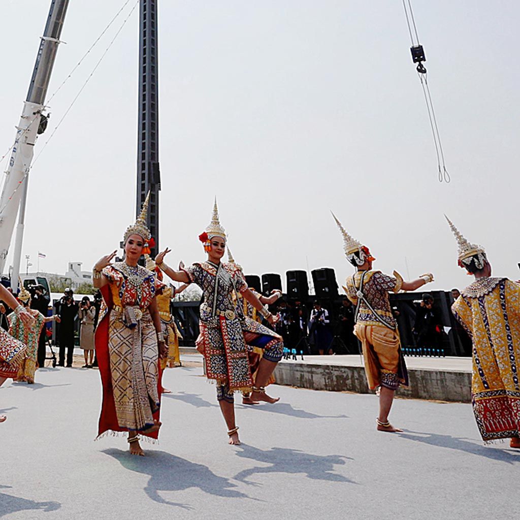 Penari tradisional Thailand  tampil dalam upacara mengawali pembangunan krematorium kerajaan untuk perabuan mendiang Raja Bhumibol Adulyadej, di Bangkok, Thailand, Senin (27/2).