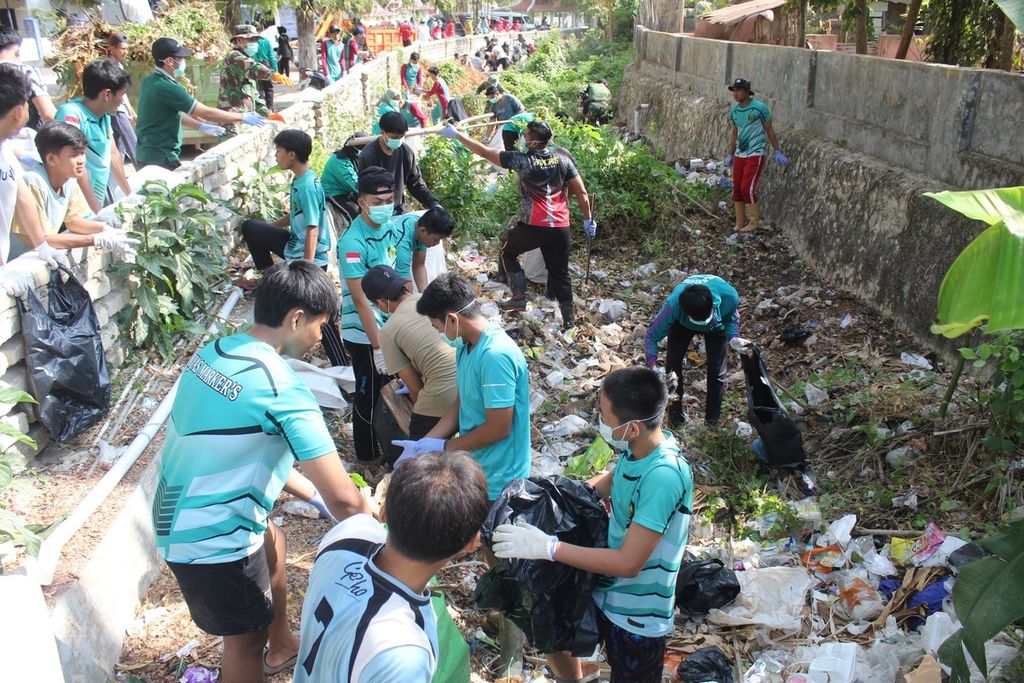 Ratusan warga dari berbagai kalangan membersihkan Sungai Saroka dari sampah rumah tangga yang menumpuk, Minggu (22/9/2024). Sungai Saroka terletak di Desa Kebundadap, Saronggi, Sumenep, Jawa Timur.