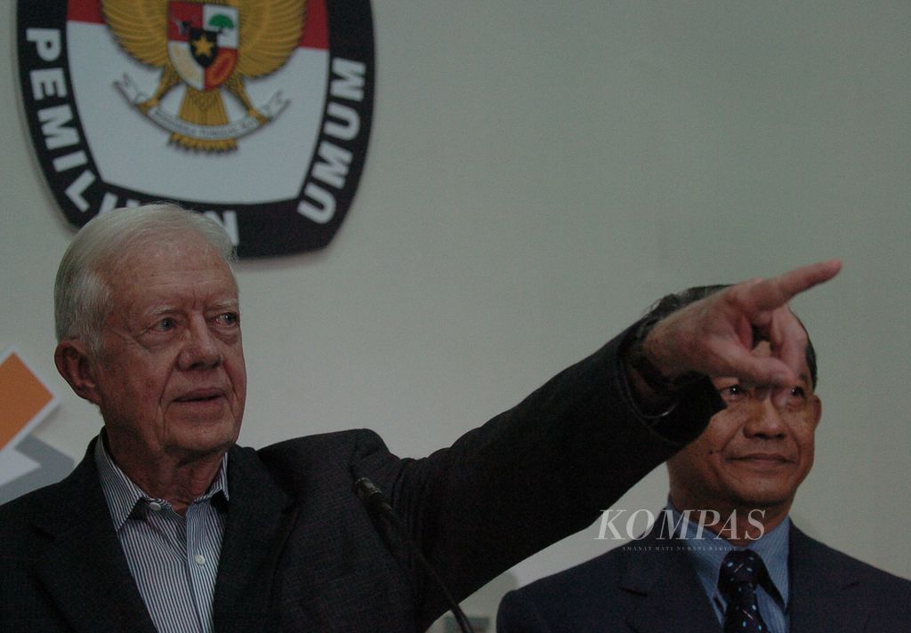Pendiri Carter Center (lembaga pemantau) yang juga mantan Presiden Amerika Serikat, Jimmy Carter, didampingi Ketua Komisi Pemilihan Umum Nazaruddin Sjamsuddin mengadakan jumpa pers di Gedung KPU, Jakarta, Sabtu (3/7/2004). 