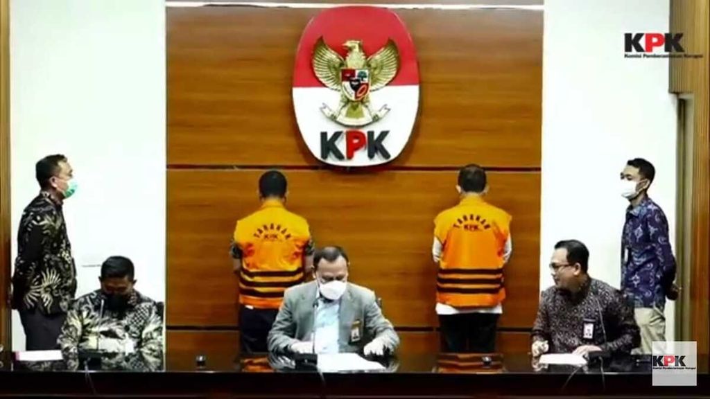 Wali Kota Ambon Richard Louhenapessy dan anggota staf Tata Usaha Pimpinan Pemerintah Kota Ambon Andrew Erin Hehanussa (mengenakan rompi tahanan KPK) dihadirkan dalam konferensi pers penahanan tersangka perkara perizinan pembangunan gerai ritel di Kota Ambon, yang diadakan di Gedung Merah Putih, KPK, Jakarta, Jumat (13/5/2022) malam. Duduk di tengah dalam konferensi pers itu Ketua KPK Firli Bahuri saat memberikan keterangan kepada wartawan.