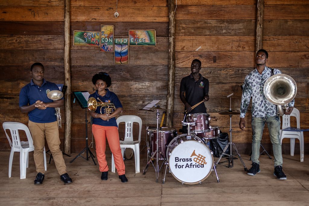 Anggota band brass senior dari Brass for Africa berdiri saat istirahat latihan menjelang pertunjukan di Kampala, Uganda, Selasa (23/1/2024).