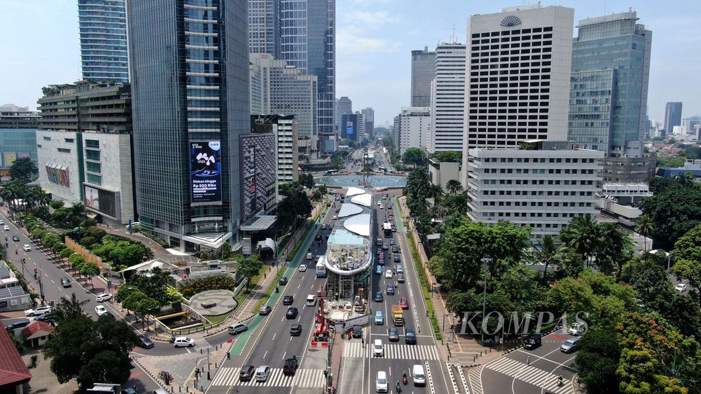 Halte Transjakarta Tosari di Jalan MH Thamrin, Jakarta, yang sedang dikerjakan pembangunannya, Sabtu (1/10/2022). 