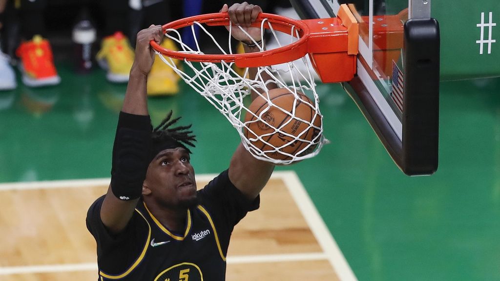 Center Golden State Warriors, Kevon Looney, melesakkan bola ke dalam jaring Boston Celtics dalam pertandingan ketiga Final NBA di TD Garden, Boston, Kamis (9/6/2022). Setelah di dua babak awal selalu kalah poin, di babak ketiga, Warriors berbalik unggul 33-25 atas Celtics. Celtics menang secara telak, 116-100.
