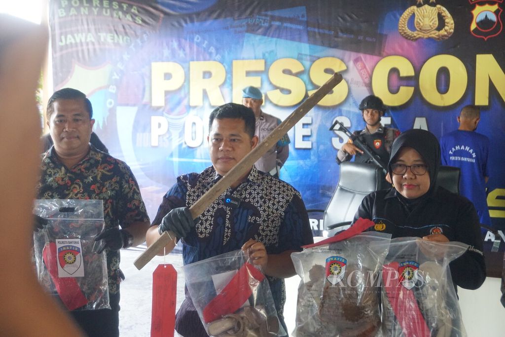 Satuan Reserse Kriminal Polresta Banyumas menunjukkan barang bukti kasus pembunuhan dan pemerkosaan di Purwokerto, Banyumas, Jawa Tengah, Jumat (5/1/2024).