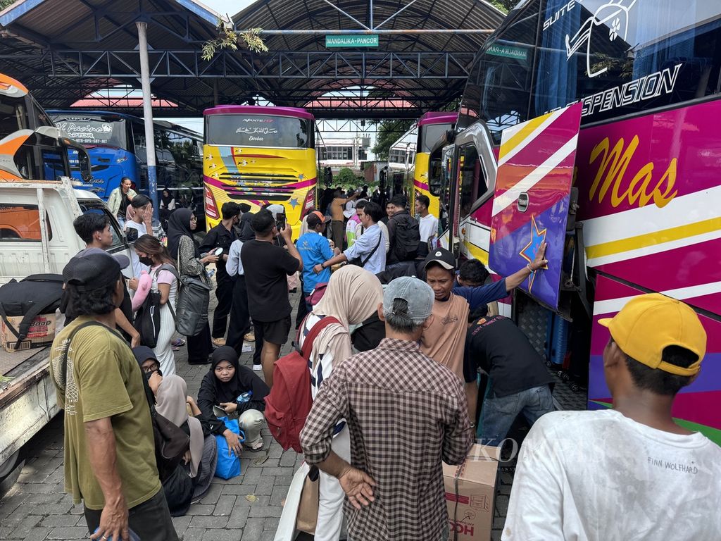 Para pemudik menunggu keberangkatan bus di Terminal Kelas A Mandalika, Kota Mataram, Nusa Tenggara Barat, Jumat (5/4/2024). Hari ini, sekitar 1.200 pemudik berangkat dengan bus dari terminal itu dengan tujuan daerah di Pulau Sumbawa, seperti Dompu, Bima, dan Kota Bima.