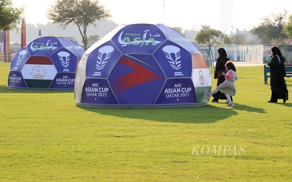 Instalasi berbentuk bola dengan lambang Piala Asia 2024 dan bendera negara peserta dipasang di Mina Park di kota Doha, Qatar, Rabu (10/1/2024). Doha bersiap menjadi tuan rumah Piala Asia 2024 yang akan diikuti 24 negara, termasuk Indonesia. 