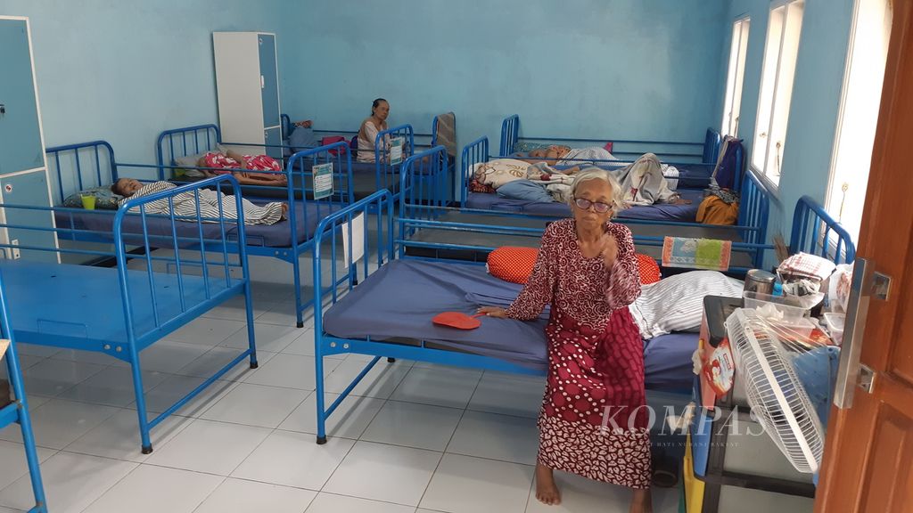 Tampak sejumlah lansia dirawat di panti jompo Yayasan Kisah Nyata dan Jeritah Hati di Kota Malang, Jawa Timur, Rabu (15/03/2023). 