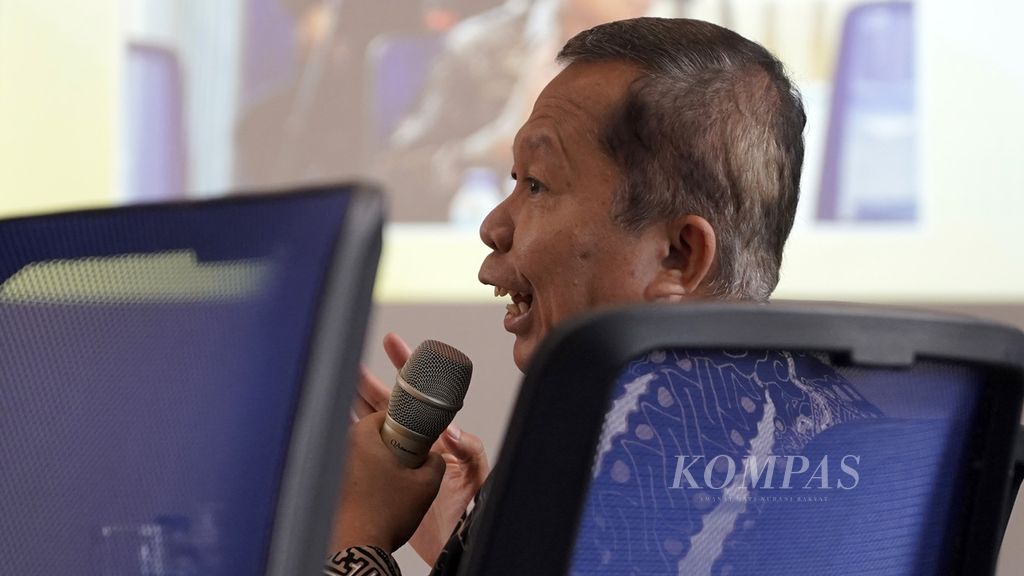Wakil Ketua Umum PPP Arsul Sani berbicara dalam acara Kompas Talks di Menara Kompas, Jakarta, Selasa (13/12/2022).