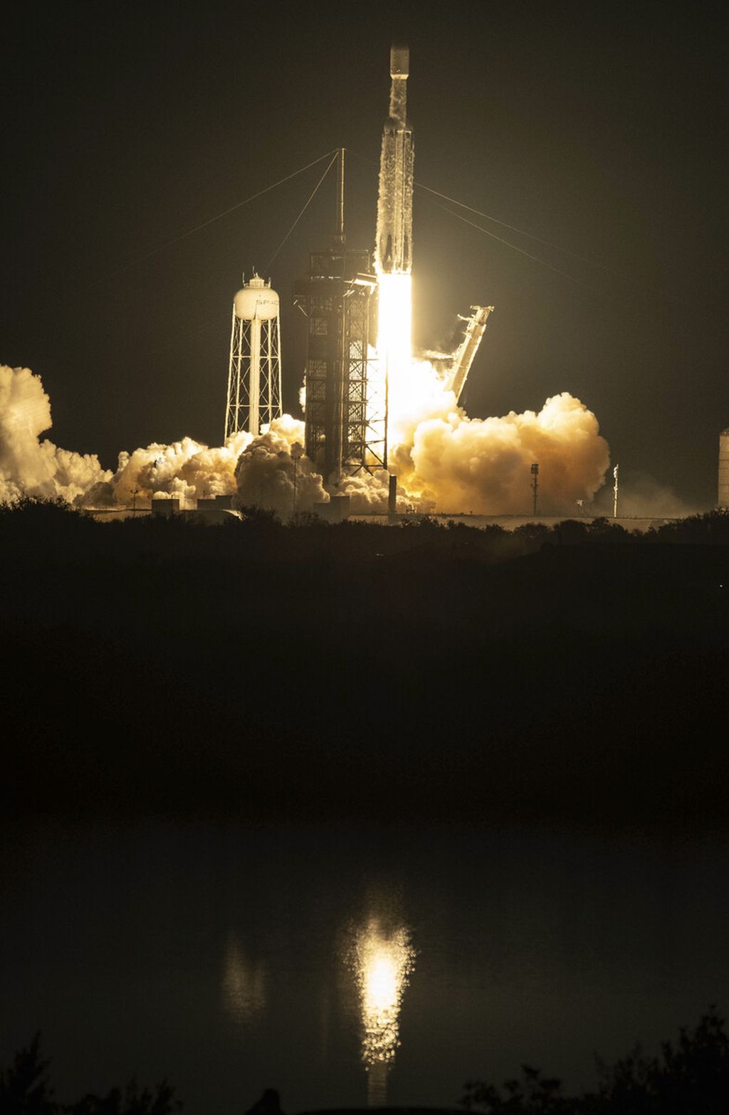 Peluncuran pesawat ruang angkasa X-37B milik Pentagon dengan menggunakan roket pendorong Falcon Heavy yang dikembangkan SpaceX berlangsung di Pusat Peluncuran Ruang Angkasa Kennedy di Cape Canaveral, Florida, Amerika Serikat, Kamis (28/12/2023) malam.